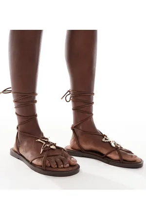 Bershka – Flache, geschnürte Sandalen in mit goldener Verzierung