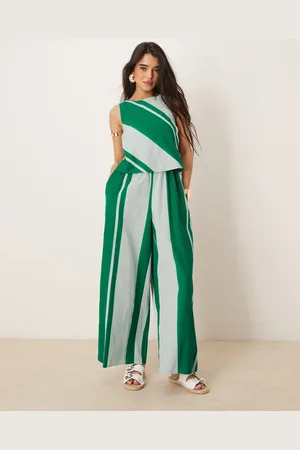 ASOS – Doppellagiger Jumpsuit in Grün mit Streifen in Weiß und Rückenausschnitt