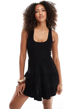 ASOS – Gestuftes Minikleid in mit Knitterstruktur und U-Ausschnitt