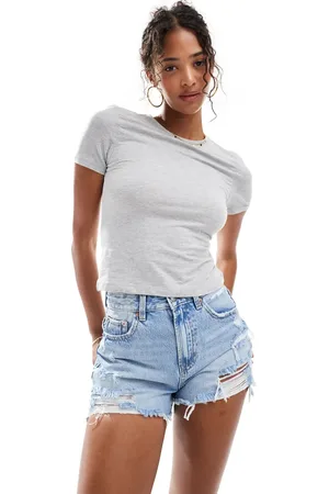 Stradivarius – Jeansshorts in hellblauer Waschung mit Zierrissen