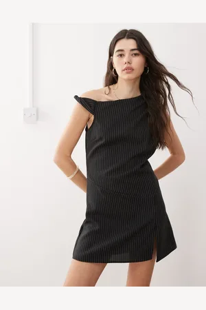 Reclaimed – Kurzes elegantes Skortkleid in mit One-Shoulder-Träger und Nadelstreifen