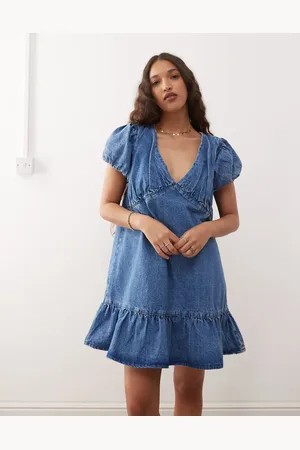 Reclaimed – Kurzes Denim-Hängerkleid in mittelblauer Waschung mit Puffärmeln