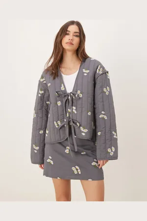 ASOS – Steppjacke in verwaschenem mit Bindedetails vorne und Stickerei