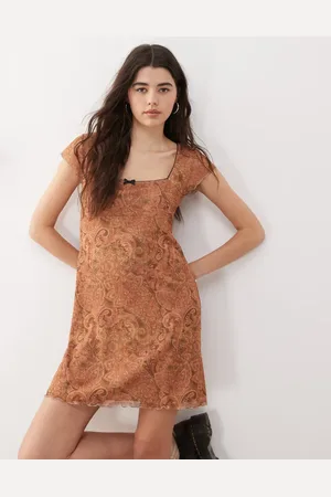 Reclaimed – Kurzes Babydoll-Kleid aus Netzstoff mit Zierschleife und Paisleymuster