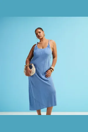ASOS ASOS DESIGN Curve – Asymmetrisch geschnittenes Maxikleid aus Leinenimitat in Jeansblau mit verdrehten Trägern