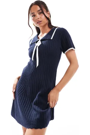 Miss Selfridge – Kurzärmliges Minikleid aus Strick in mit Schleife und Zierstreifen am Kragen