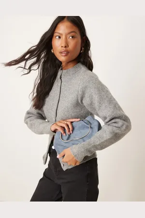 ASOS – Handtasche aus staubblauem Wildlederimitat mit gewelltem Metallhenkel und abnehmbarem Kettenriemen