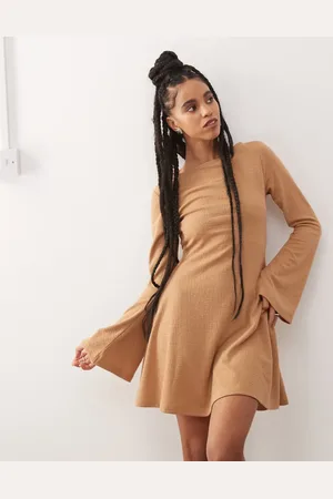 Reclaimed – Boho-Minikleid aus Jersey in Mokkabraun mit Strukturmuster und ausgestellten Ärmeln