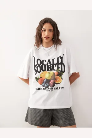 COLLUSION – T-Shirt mit „Locally sourced“-Früchte-Motiv
