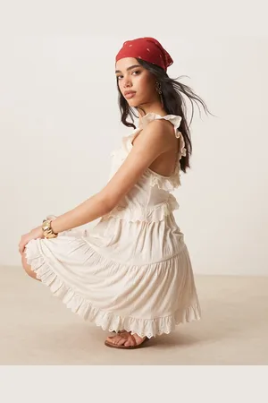 ASOS – Gestuftes schwingendes Minikleid in mit Spitzeneinsatz und Rüschen