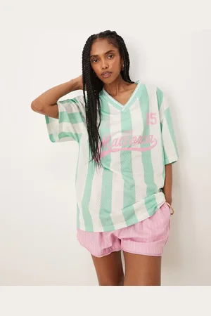 ASOS – Oversize-Football-T-Shirt in gestreiftem Grün mit V-Ausschnitt und „Mallorca“-Print