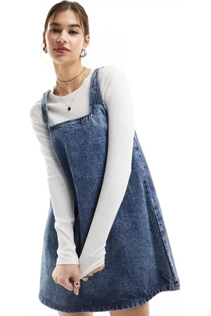 Monki – Mini-Latzkleid aus blauem Denim mit leichter Acid-Waschung