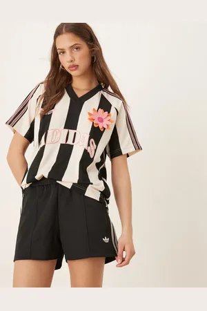 adidas – Shorts in mit den 3 Streifen im Häkeldesign