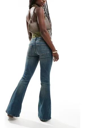 Monki – Katsumi – Bootcut-Jeans in dunkelblauer Waschung mit ausgestelltem Bein und niedrigem Bund