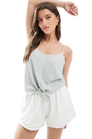 ONLY – Vorn geknotetes Cropped Trägertop in Weiß mit Streifen in Salbeigrün