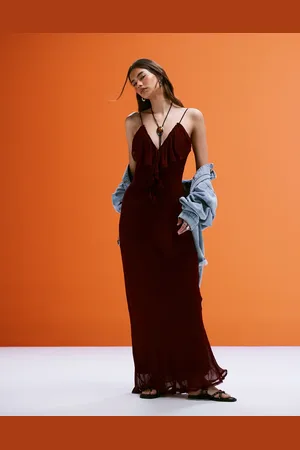 MANGO – Maxikleid in Burgunderrot mit gerüschter Front