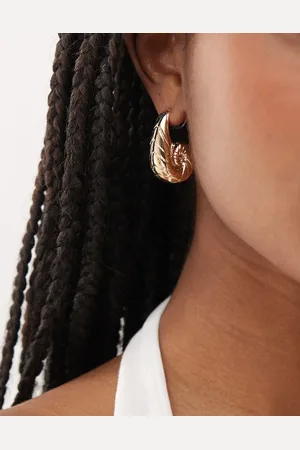Reclaimed – Klobige goldfarbene Creolen mit hängendem Muscheldesign