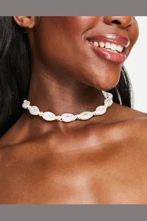 ASOS – Choker-Halsband mit Kunstmuschel-Design in einem Naturton