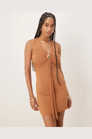 ASOS – Ärmelloses Minikleid in Kamelbraun mit V-Ausschnitt und goldenem Besatz