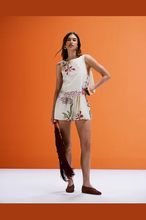 ASOS – Doppellagiger Playsuit mit Rückenausschnitt und Schriftprint