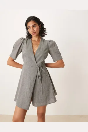 Glamorous – Kurzärmliges, fein kariertes Wickel-Minikleid in