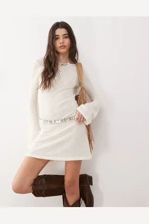 Reclaimed – Kurzes Strandkleid aus Häkelstrick in Creme mit ausgestellten Ärmeln