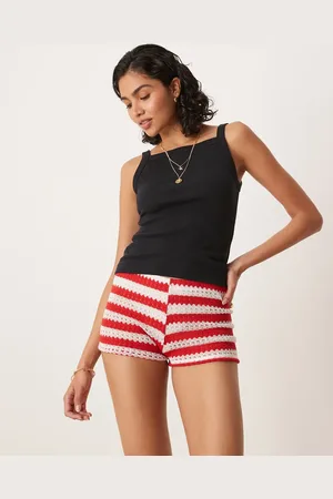 ASOS – Gehäkelte Mikro-Shorts in Rot-Weiß gestreift
