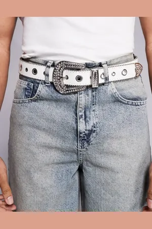 ASOS – Glitzernder, mit Strass besetzter Trophäengürtel in mit Ösen
