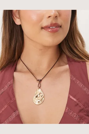 ASOS – Kordelkette in Braun mit goldfarbenem Muschelschalen-Anhänger