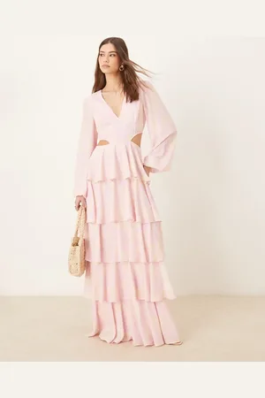Pretty Lavish – Maxikleid in Rosa mit Blumenmuster, Zierausschnitt und Rüschen