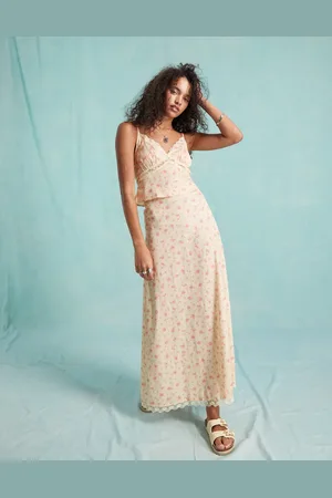 Miss Selfridge – Maxi-Westernrock aus Satin mit Spitzenbesatz und Blümchenmuster