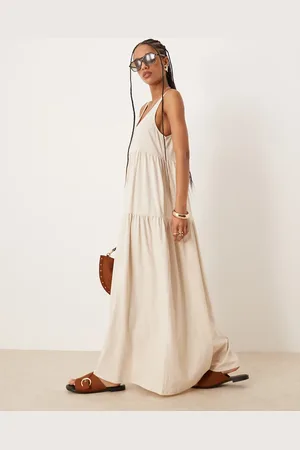 ASOS – Trapezförmiges, gestuftes Maxikleid in Cremeweiß mit U-Ausschnitt