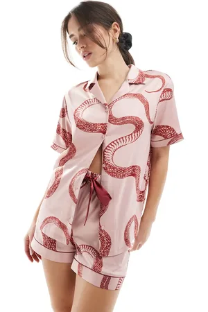 Chelsea Peers – Set aus Satin mit Schlangenprint bestehend aus kurzärmligem Hemd mit Reverskragen und Shorts