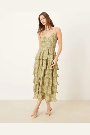 Pretty Lavish – Midaxi-Kleid in Olivgrün geblümt mit Rüschen und Bindedetail am Rücken