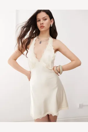 Lioness – Stars Align – Mini-Trägerkleid aus Satin in Cremeweiß mit Spitzenbesatz, tiefem Ausschnitt und Neckholder