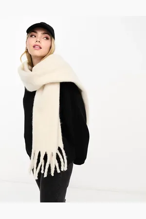 VERO MODA – Bouclé-Schal in Cremeweiß