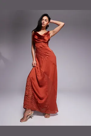 ASOS – Maxikleid aus Satin in Rostrot mit Wasserfallausschnitt und Spitzenbahnen