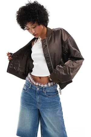 Monki – Satin-Bomberjacke in Dunkelbraun mit Leistentaschen vorne
