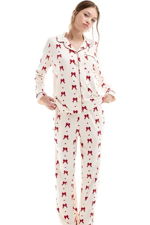 Chelsea Peers – Exklusiv – Polyester-Pyjama in Cremeweiß mit rotem Schleifenmuster