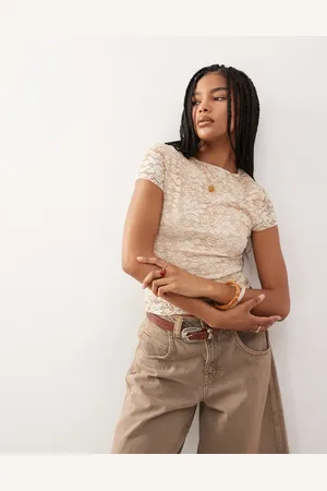 Reclaimed – Knapp geschnittenes T-Shirt mit Spitze in Buttermilch