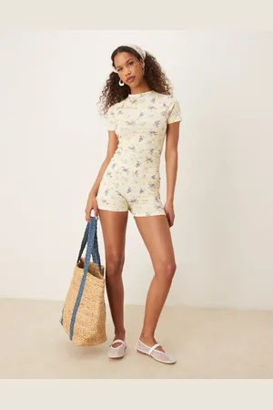 ASOS – Superknappe Shorts in Buttermilchgelb mit Blümchenmuster, Kombiteil