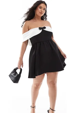 In The Style – Exklusiv – Minikleid in -Weiß mit Carmen-Ausschnitt und Schleifendetail auf der Vorderseite