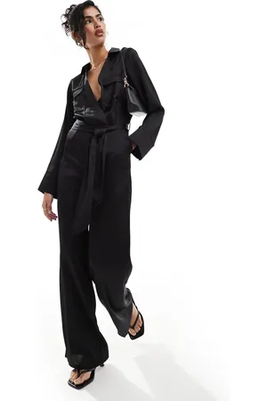 Pretty Lavish – Utility-Jumpsuit aus Satin in mit Bindegürtel