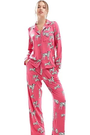 Chelsea Peers – Exklusiver Jersey-Pyjama mit geknöpftem Oberteil und Hose in Hot Pink mit Dalmatiner-Print