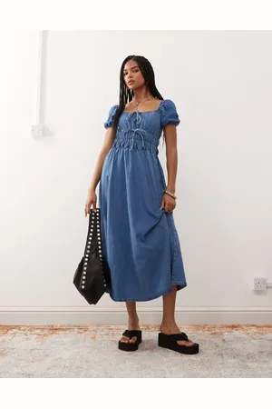 Reclaimed – Midikleid aus Chambray-Denim in Mittelblau mit gesmoktem Details