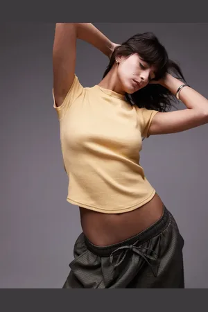 Topshop – Geripptes, figurbetontes T-Shirt in Buttermilchweiß mit abgerundetem Saum