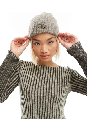 Calvin Klein – Dicke Strickmütze in Steinbeige mit Stickerei