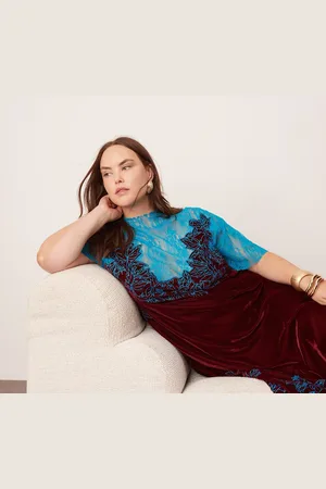 ASOS Curve – Gerade geschnittenes Samt-Midikleid in Burgunderrot mit Spitzenapplikation und Stickerei