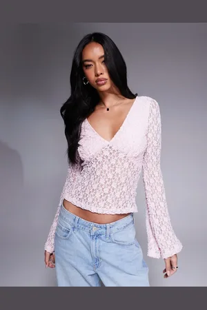 ASOS – Spitzen-Oberteil in Babyrosa mit tiefem Ausschnitt und Trompetenärmeln