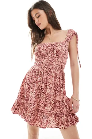 Stradivarius – Schwingendes Kleid in Rot mit Print und Rüschen